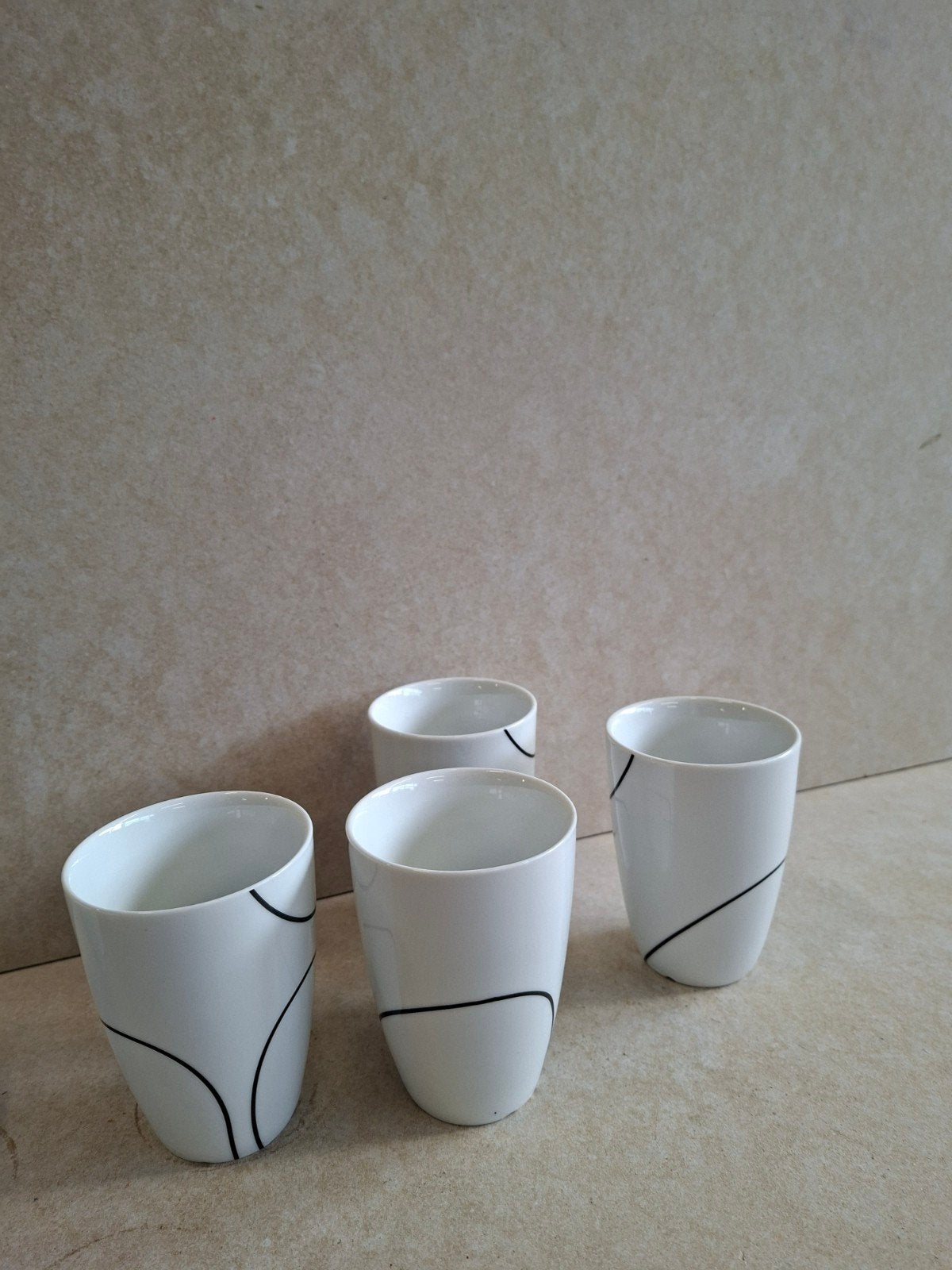 Pernille Vea Design Mokken - Set van 4 (11,5x8cm), Overige typen, Ophalen of Verzenden, Zo goed als nieuw, Wit