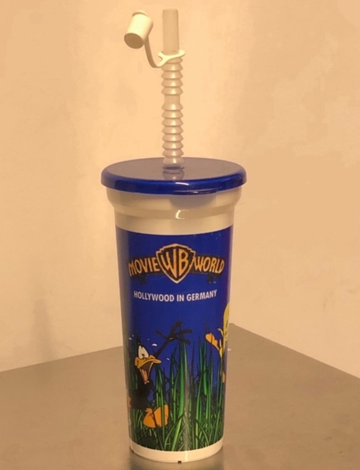 WB MOVIE WORLD HOLLYWOOD IN GERMANY PLASTIC BEKER, Ophalen of Verzenden, Looney Tunes, Zo goed als nieuw, Gebruiksvoorwerp