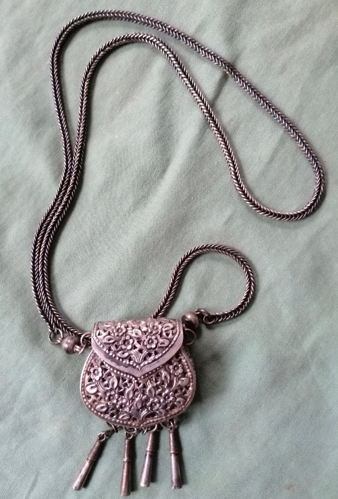 Chinees waarschijnlijk Miao zilveren tasje aan ketting, Zilver, Sieraad, Handgemaakt, Ophalen of Verzenden