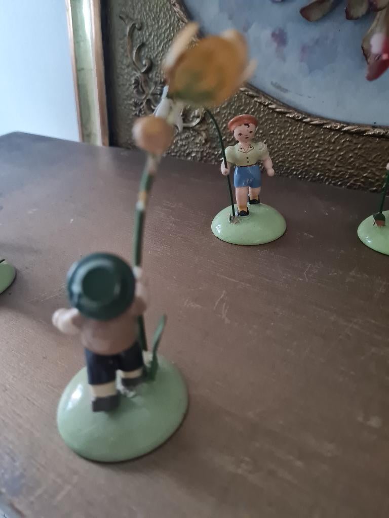 Zeer oud houten bloemen kind jongen Ertsgebergte foto 1t/m4