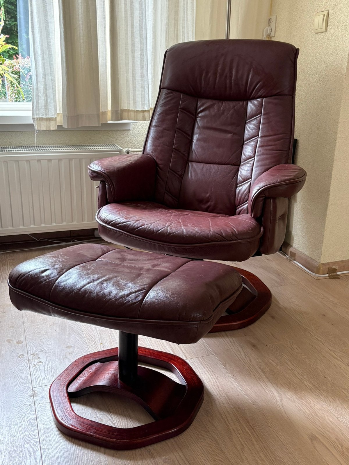Leren (bruin/rood) roterende stoel met voetenbankje, Ophalen, Gebruikt, Minder dan 75 cm, Leer