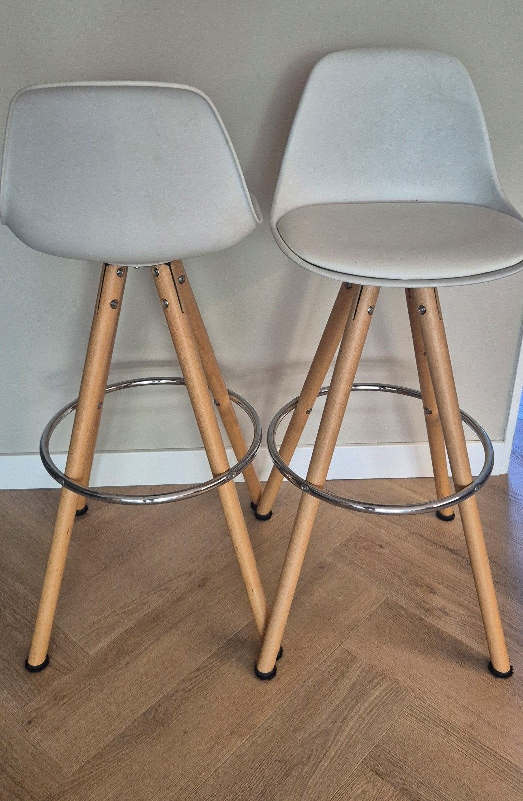 Set van 2 moderne barkrukken met houten poten en voetsteun, Ophalen, Gebruikt, Met voetsteun, 60 tot 90 cm