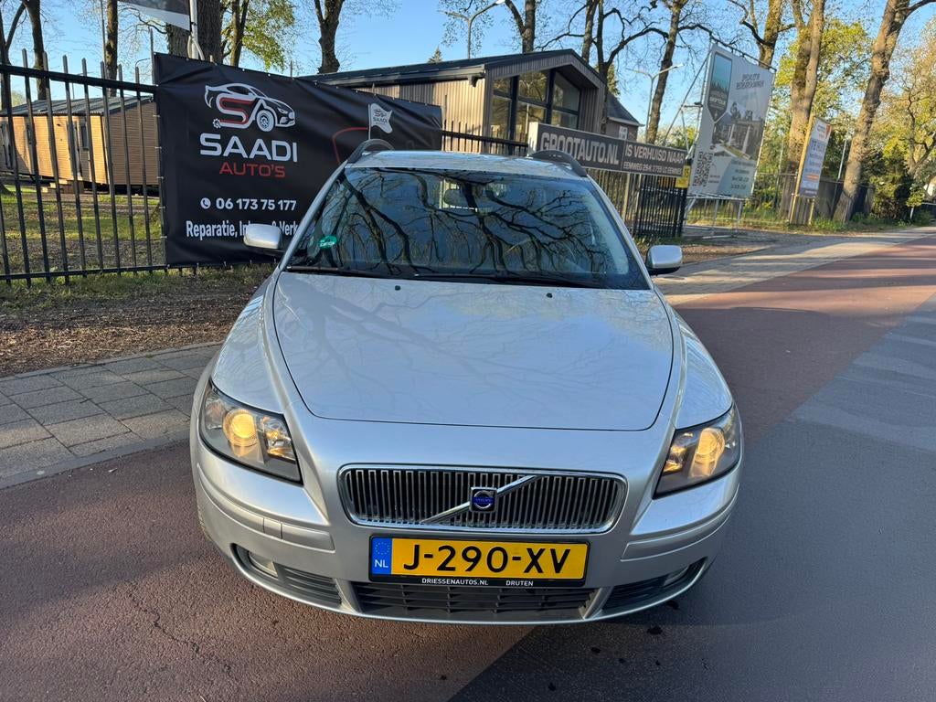 Volvo V50 2.4 140PK Geartronic 2004 Grijs, Auto's, Zwart, 4 cilinders, 700 kg, Leder en Stof