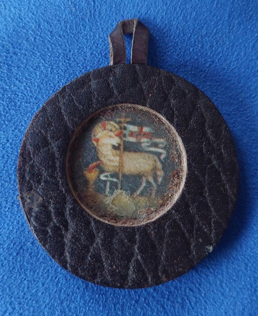 Relikwie Agnus Dei (Latijn voor "Lam Gods"). In leder., Verzamelen, Religie, Ophalen of Verzenden
