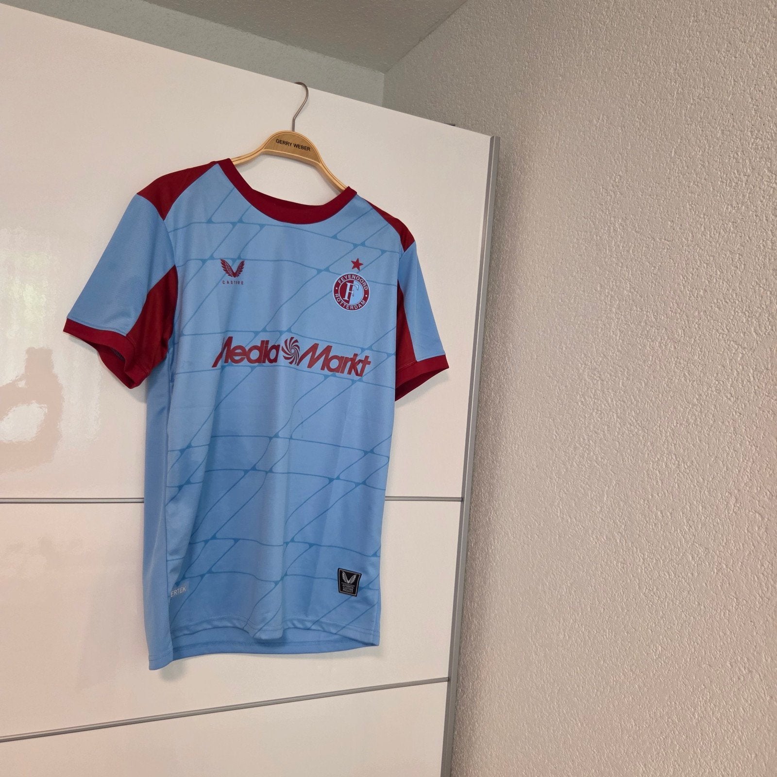 Nieuw Castore Media Markt T-shirt - Blauw/Rood metprijskaart, Nieuw, Overige maten, Ophalen of Verzenden, Blauw