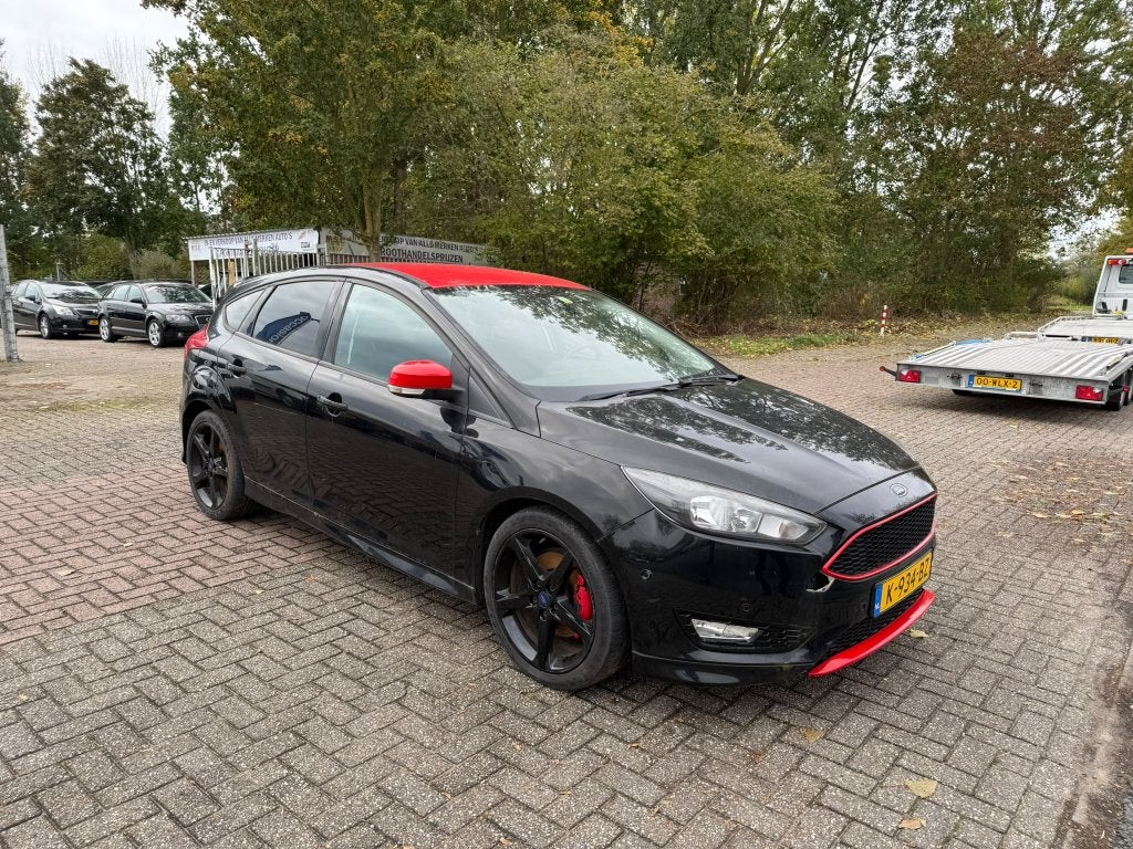 Ford Focus 1.5 Ecoboost 110KW 5-D 2016 Zwart, Auto's, Stof, 1498 cc, 1225 kg, 4 cilinders