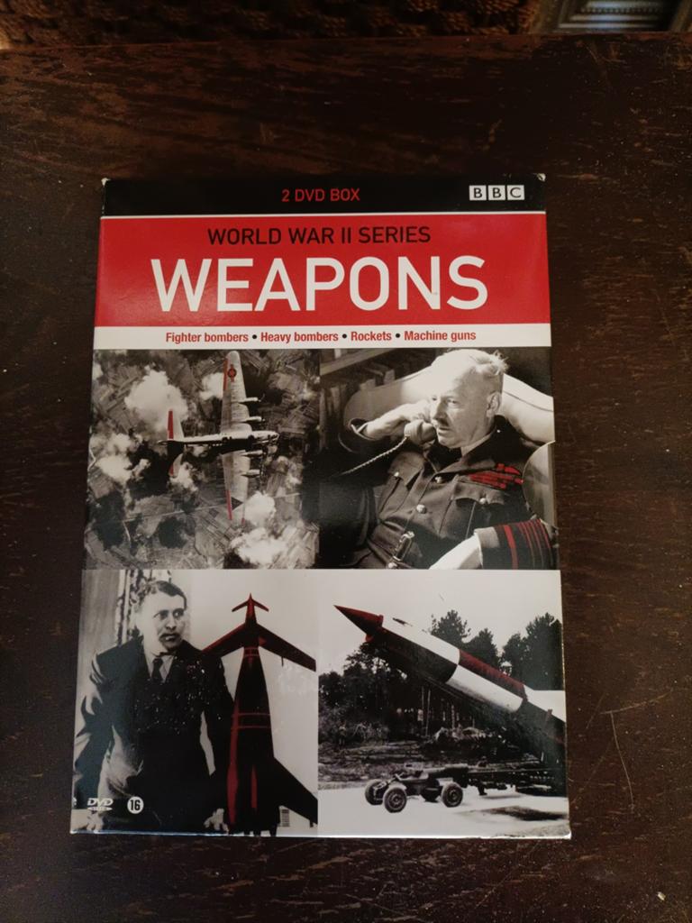 DVD box Weapons. World war II series., Ophalen, Zo goed als nieuw, Oorlog of Misdaad