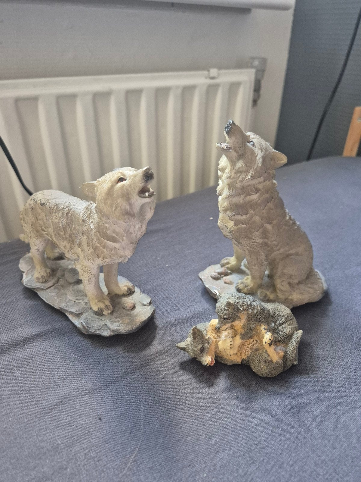 Set van 3 wolf beelden: 2 huilende wolven en 1 met welpen, Ophalen