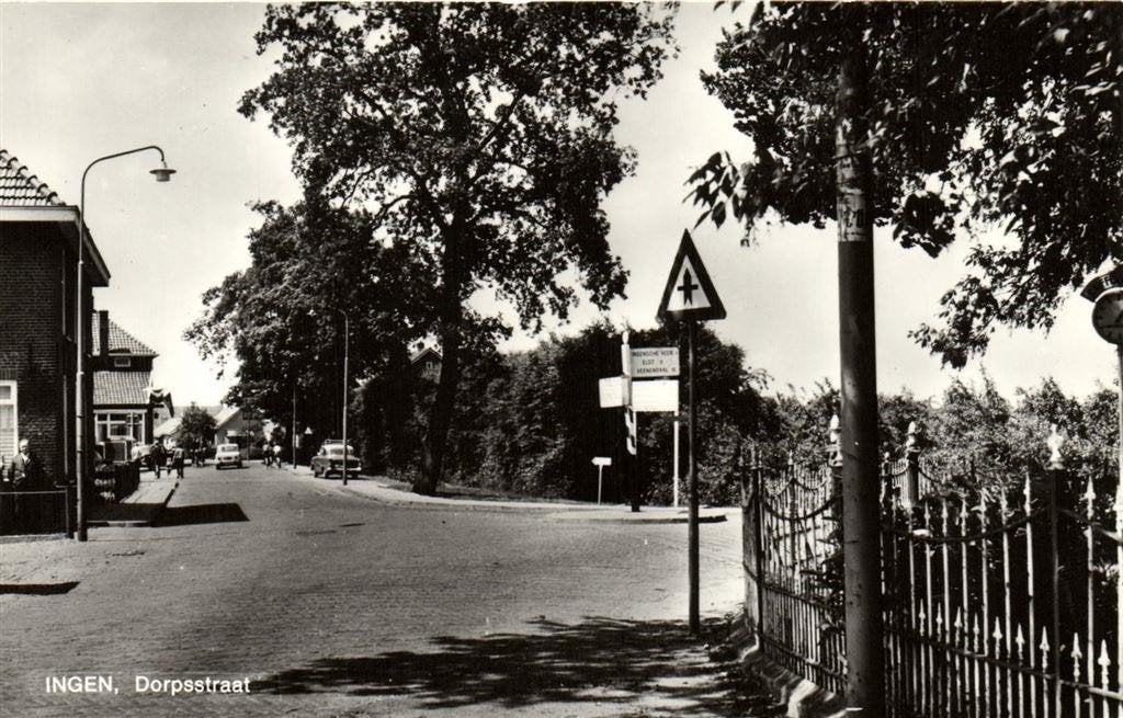 Ingen, Dorpsstraat - auto - ongelopen, Verzamelen, Ophalen of Verzenden, 1960 tot 1980, Ongelopen, Gelderland