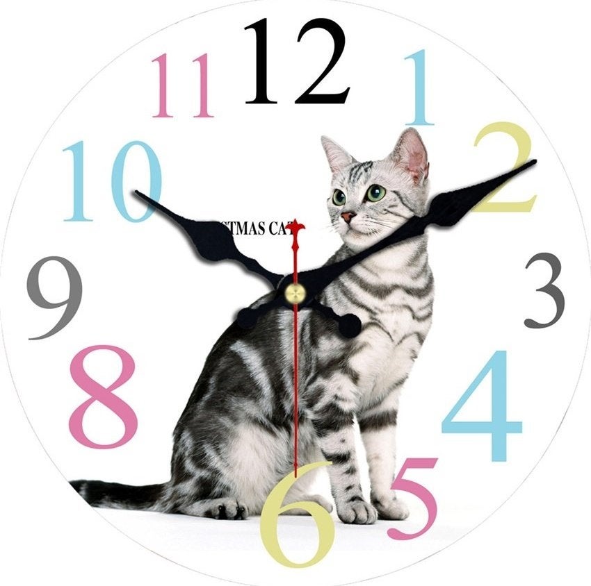 Leuke wandklok met kattenafbeelding en kleurrijke cijfers, Analoog, Werkt op batterijen, Nieuw, Ophalen of Verzenden