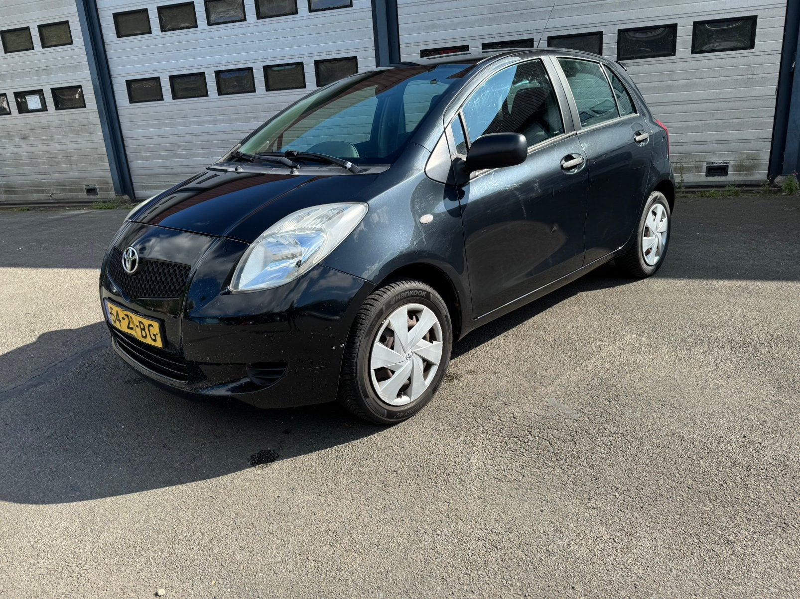 Toyota Yaris 1.0 Vvt-i Terra | Airco | Elek pakket | nw APK, Voorwielaandrijving, 40 €/maand, Zwart, Origineel Nederlands
