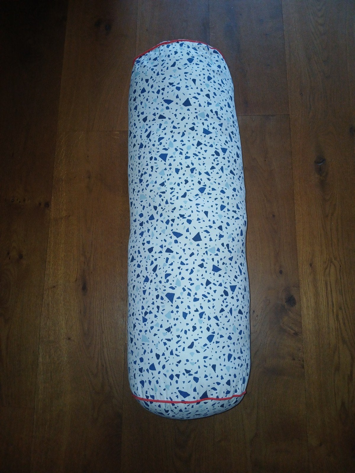 Rolkussen met blauw-wit terrazzo patroon VASTE PRIJS ZGAN, Overige merken, Ophalen of Verzenden, Zo goed als nieuw, Rolkussen