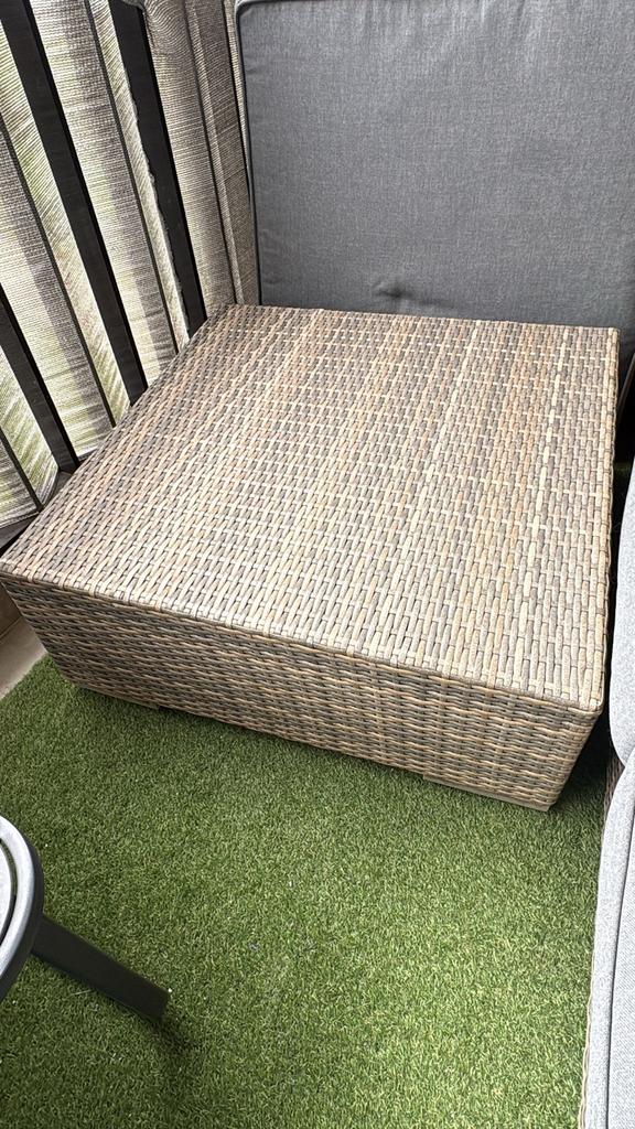 Wicker Hocker/Voetenbank met Kussen - goede staat, Tuin en Terras, Tuinsets en Loungesets, Ophalen, Hocker, Zo goed als nieuw