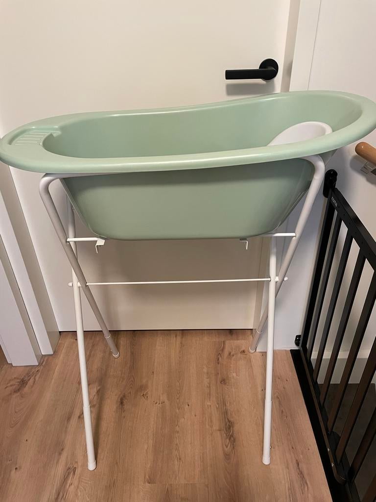 Babybadje met standaard en badzitje - Zo goed als nieuw, Kinderen en Baby's, Badjes en Verzorging, Zo goed als nieuw, Badje, Overige merken