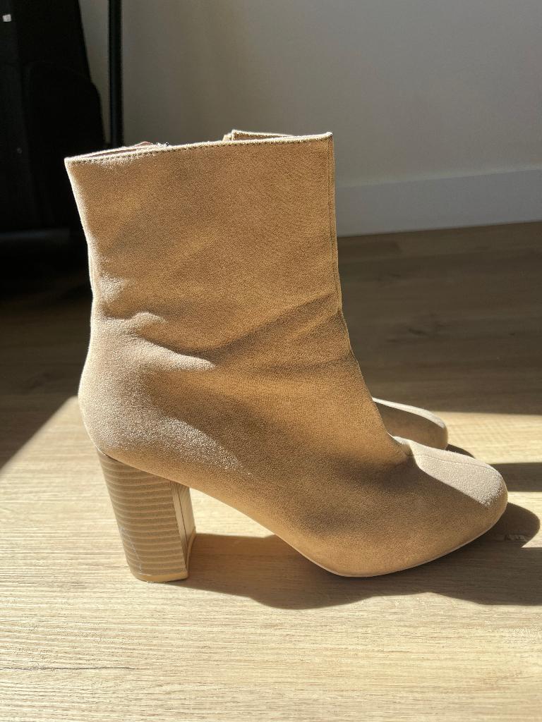 Laars met hak | NLY Shoes | Maat 40, Kleding | Dames, Schoenen, Beige, Lage of Enkellaarzen, NLY, Ophalen of Verzenden