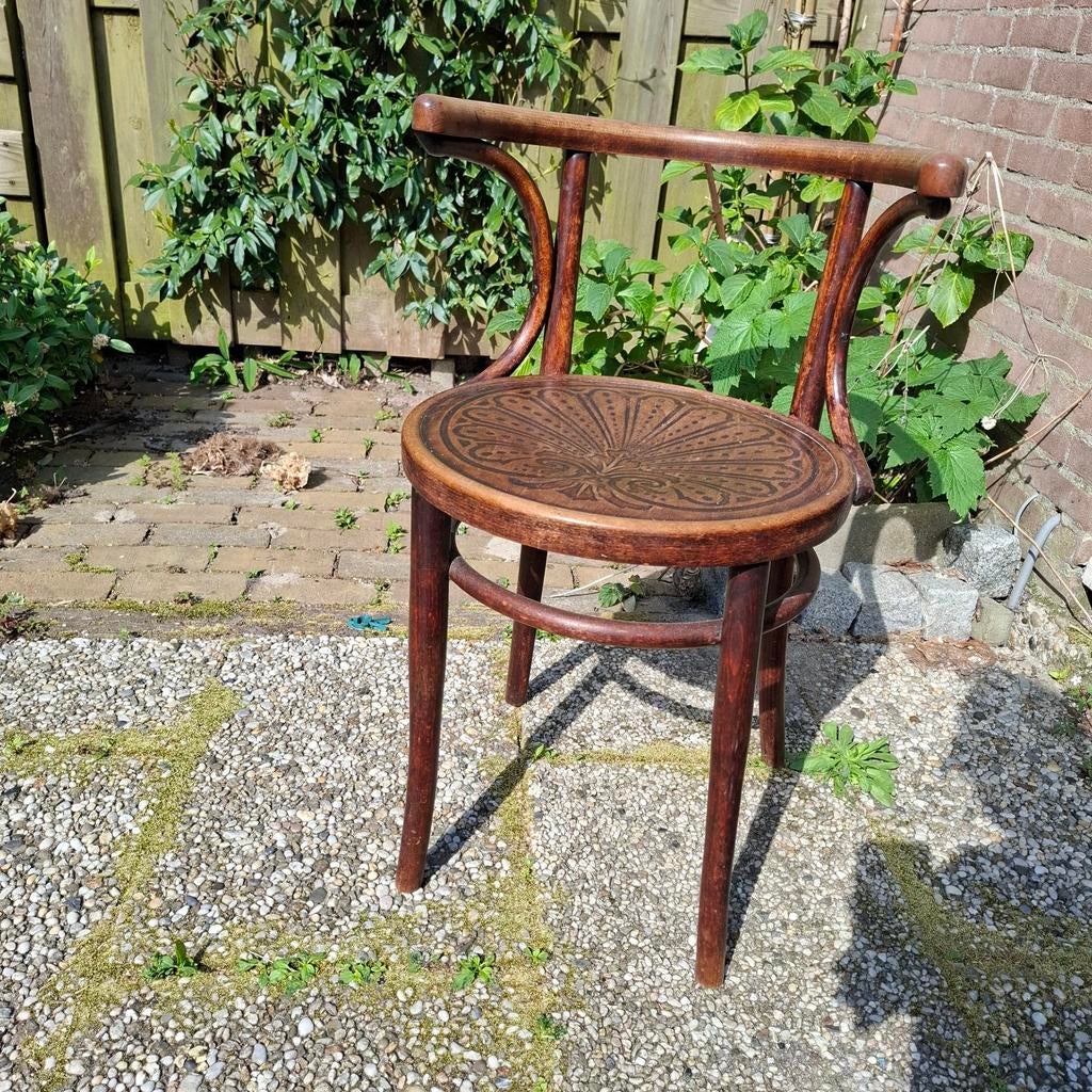 Thonet stoel met houtsnijwerk, Ophalen