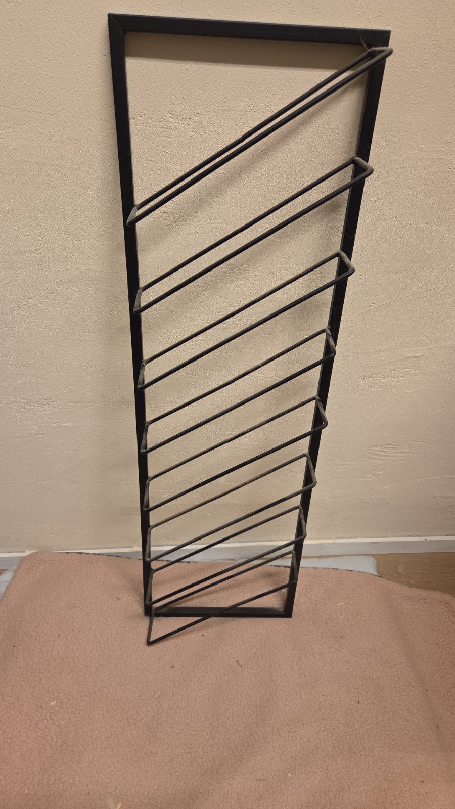 Zwart metalen wijnrek voor aan de muur, Ophalen, Gebruikt, Metaal, 5 tot 15 flessen