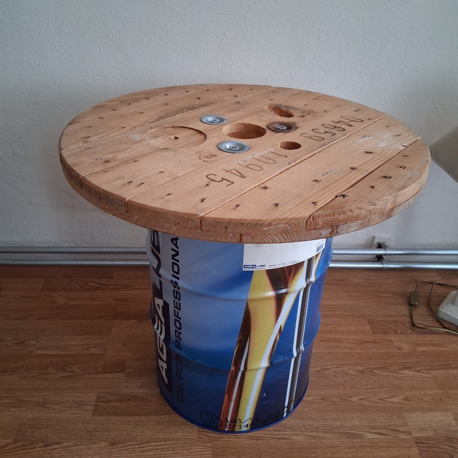 Industriële tafel van olievat en kabelhaspelblad, Ophalen