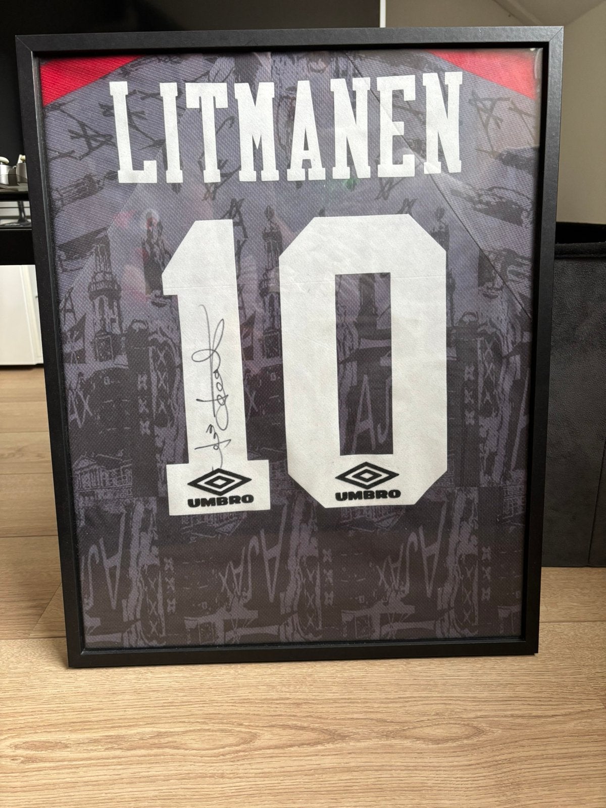 Gesigneerd Ajax uitshirt 96/97 Jari Litmanen ingelijst, Ophalen, Zo goed als nieuw, Ajax, Shirt