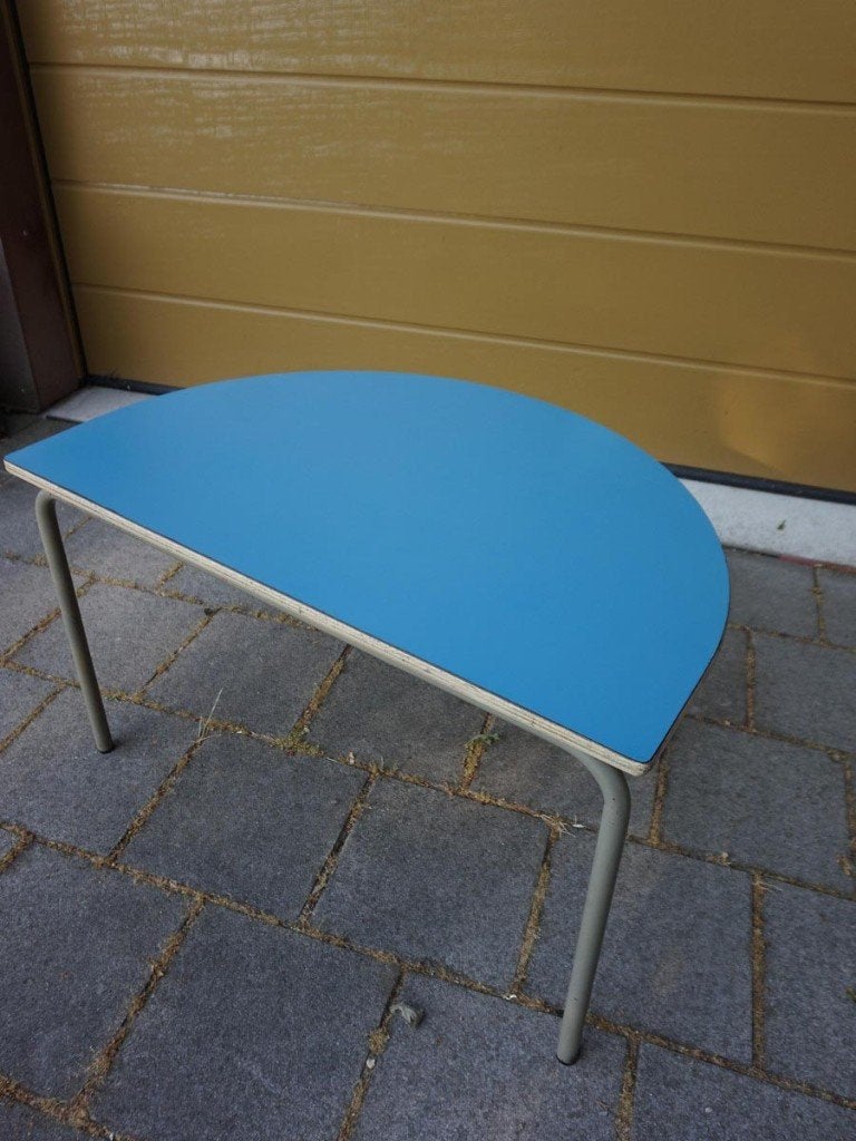 Leuk klein halfrond kinder bureauje/ tafeltje van Tubax, Ophalen, Gebruikt, Tafel(s)