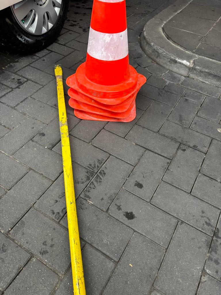 4 Gebruikte Pylonen - Oranje met Witte Strepen, Doe-het-zelf en Verbouw, Overige Doe-het-zelf en Verbouw, Ophalen of Verzenden