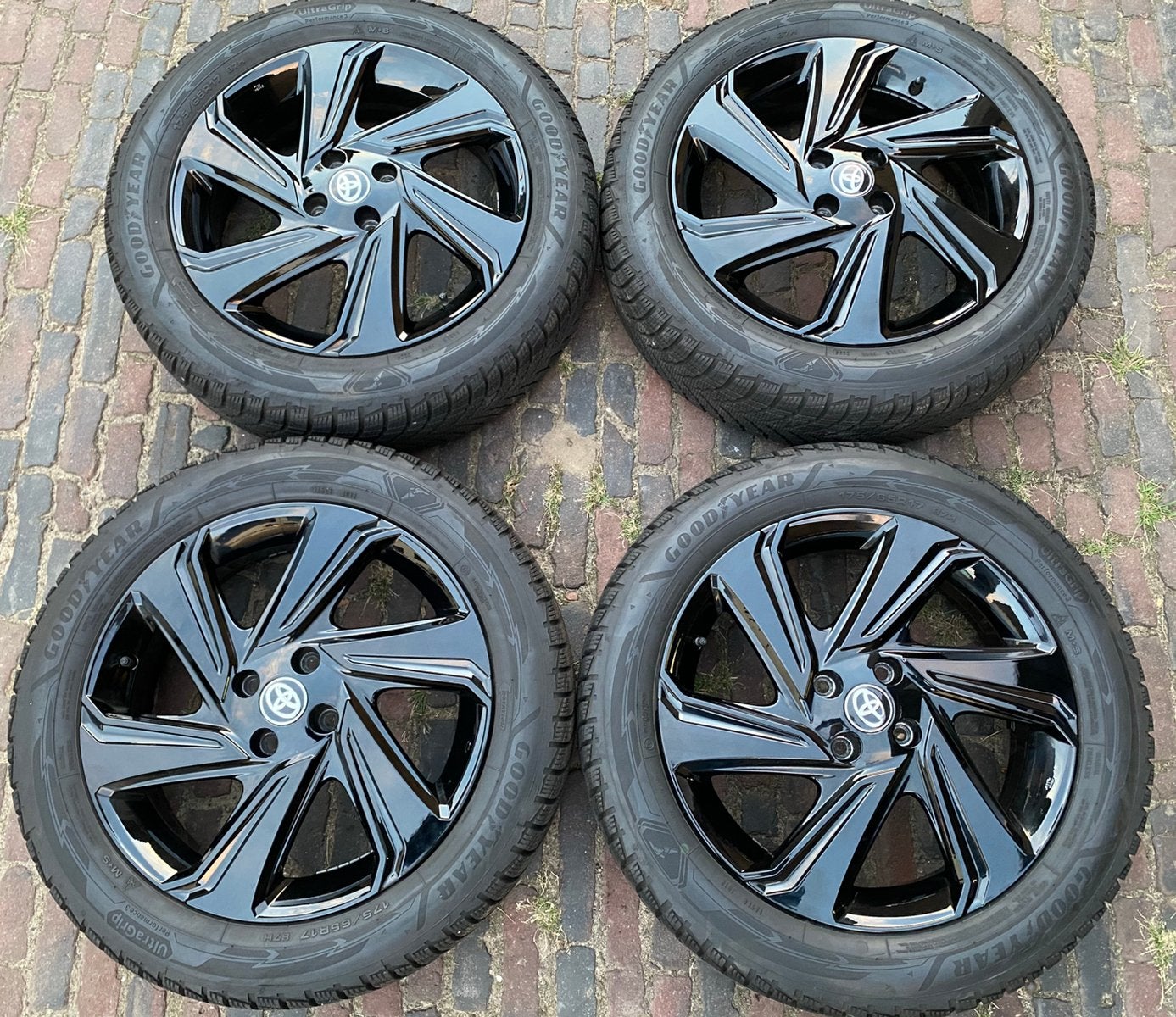 NIEUWE zwarte Toyota Aygo X velgen + Goodyear winterbanden, Auto-onderdelen, 175 mm, Banden en Velgen, Nieuw, 17 inch