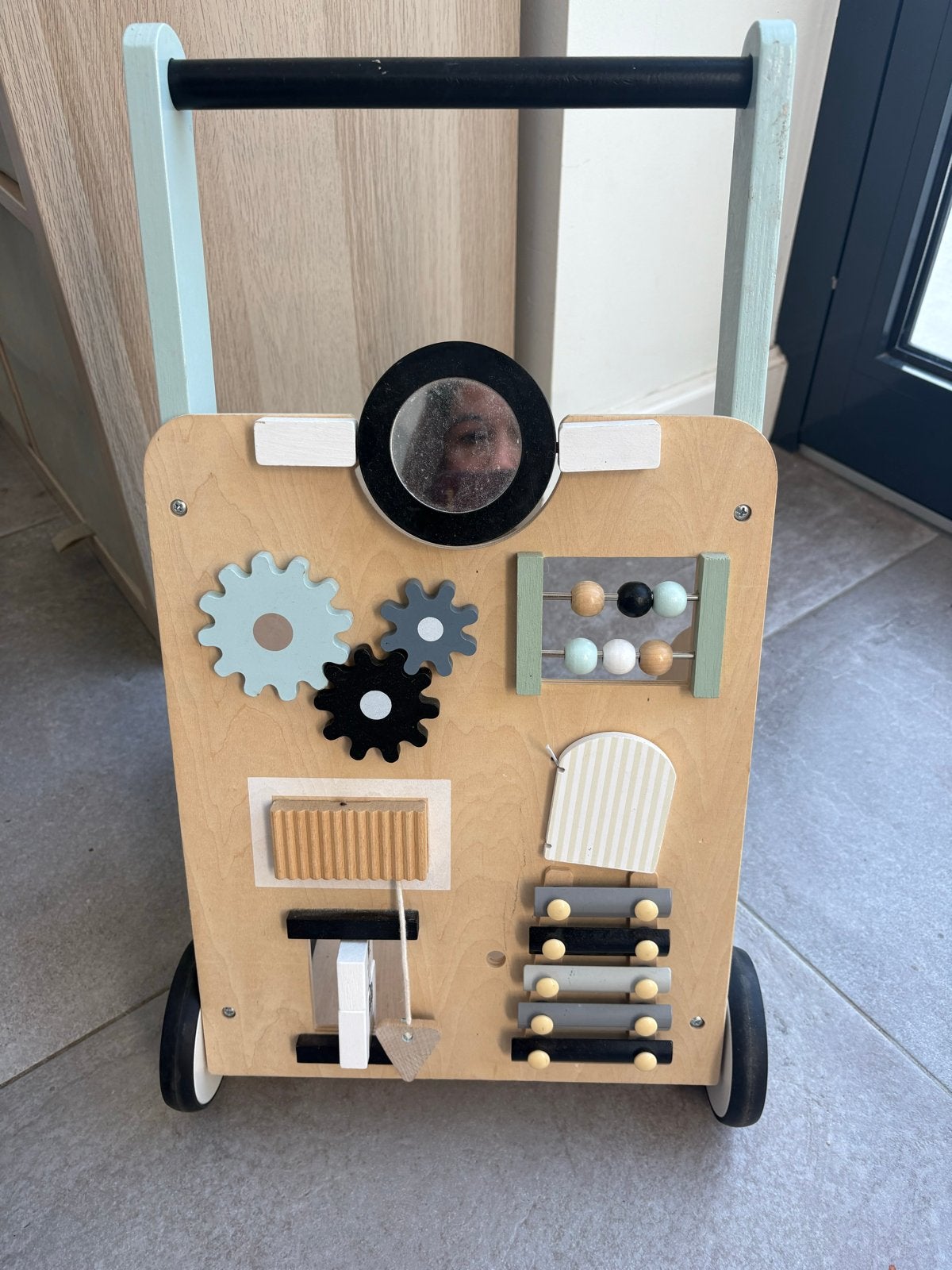 Petite Amelie - Houten loopwagen met activiteitenbord, Kinderen en Baby's, Ophalen, Gebruikt, Duw- of Trekspeelgoed