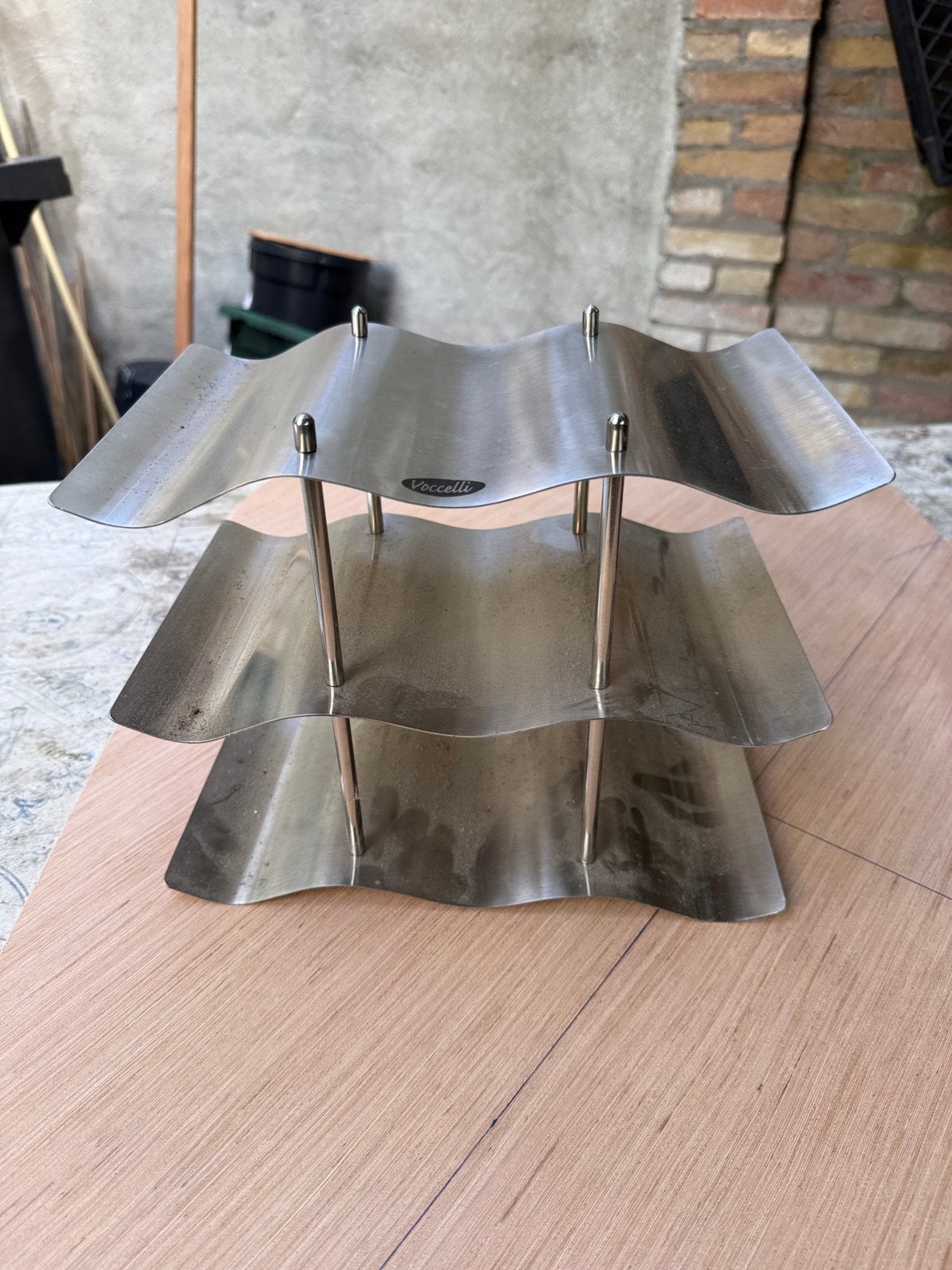 2 st Voccelli RVS serveer-etagère 3 lagen – golvend design, Huis en Inrichting, Ophalen of Verzenden, Zo goed als nieuw, Metaal