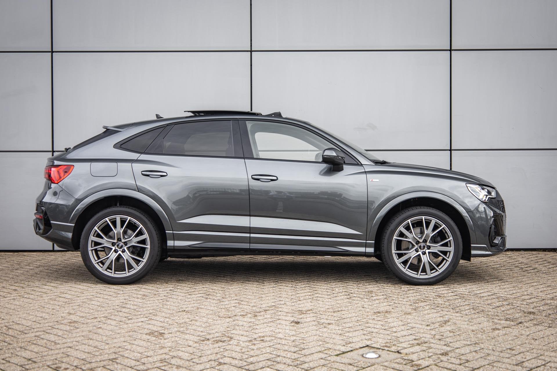 Audi Q3 Sportback 45 TFSIe 245pk PHEV S Edition Panoramadak, Auto's, Gebruikt, Automatische klimaatregeling, Hybride Elektrisch/Benzine