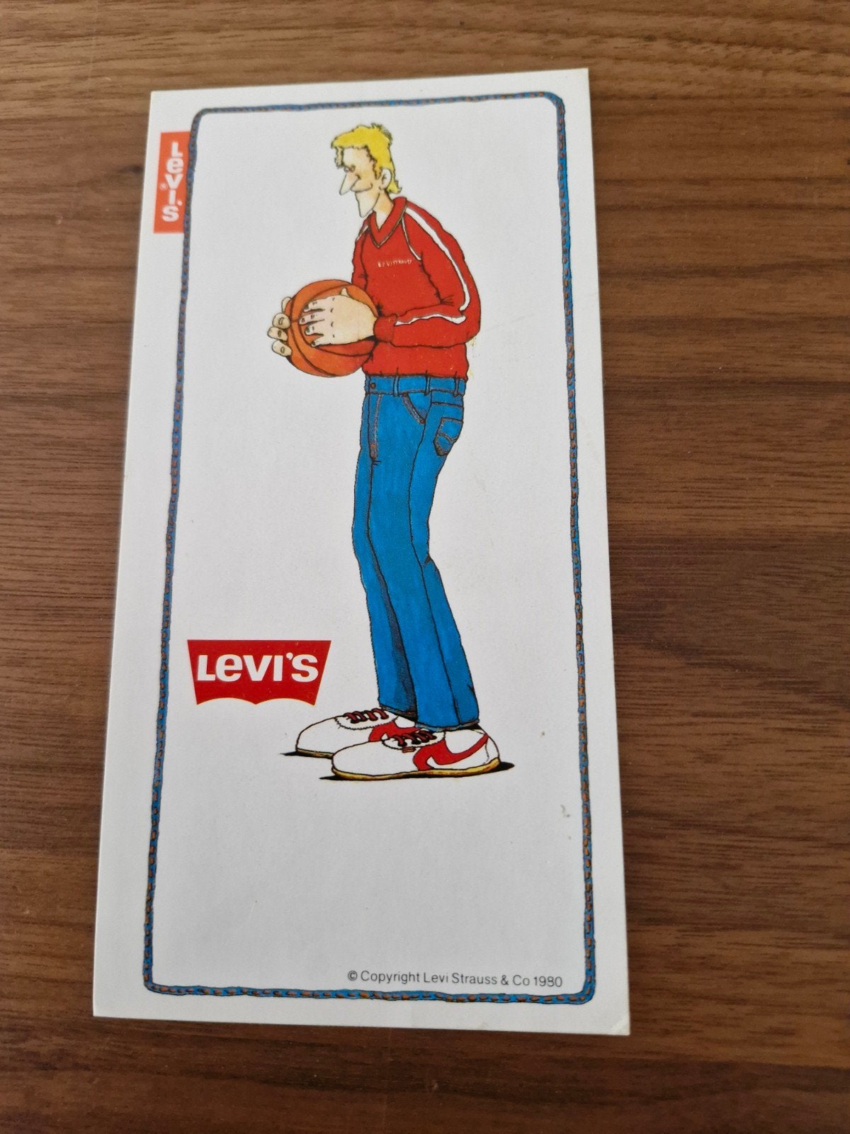 10530 Vintage Levi's Sticker 1980 - Basketbal Speler, Verzamelen, Stickers, Ophalen of Verzenden, Nieuw, Merk