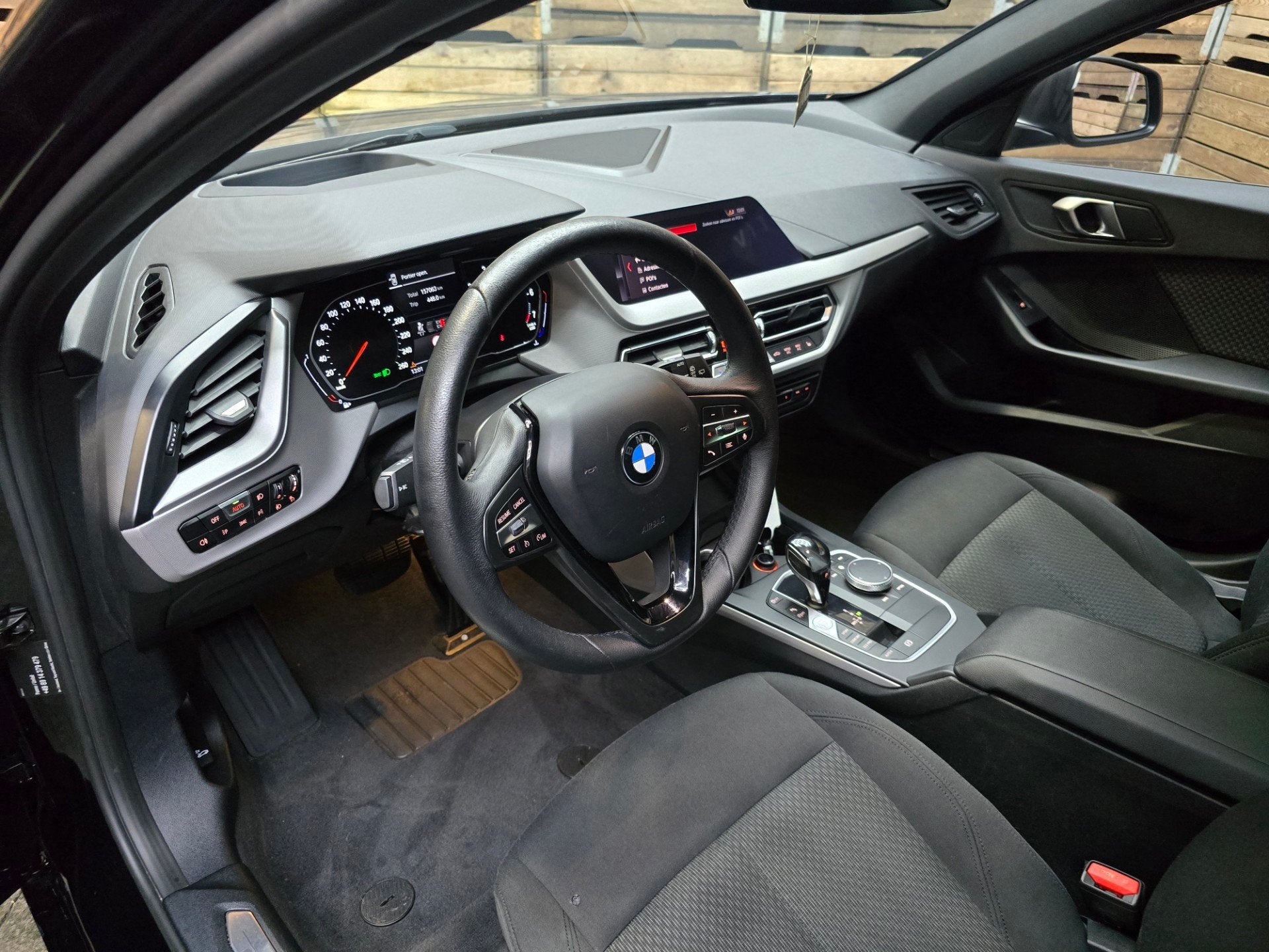 BMW 1-serie 118i High Executive Pano Clima Camera HUD Navi L, Auto's, Stof, Gebruikt, Bedrijf, 3 cilinders