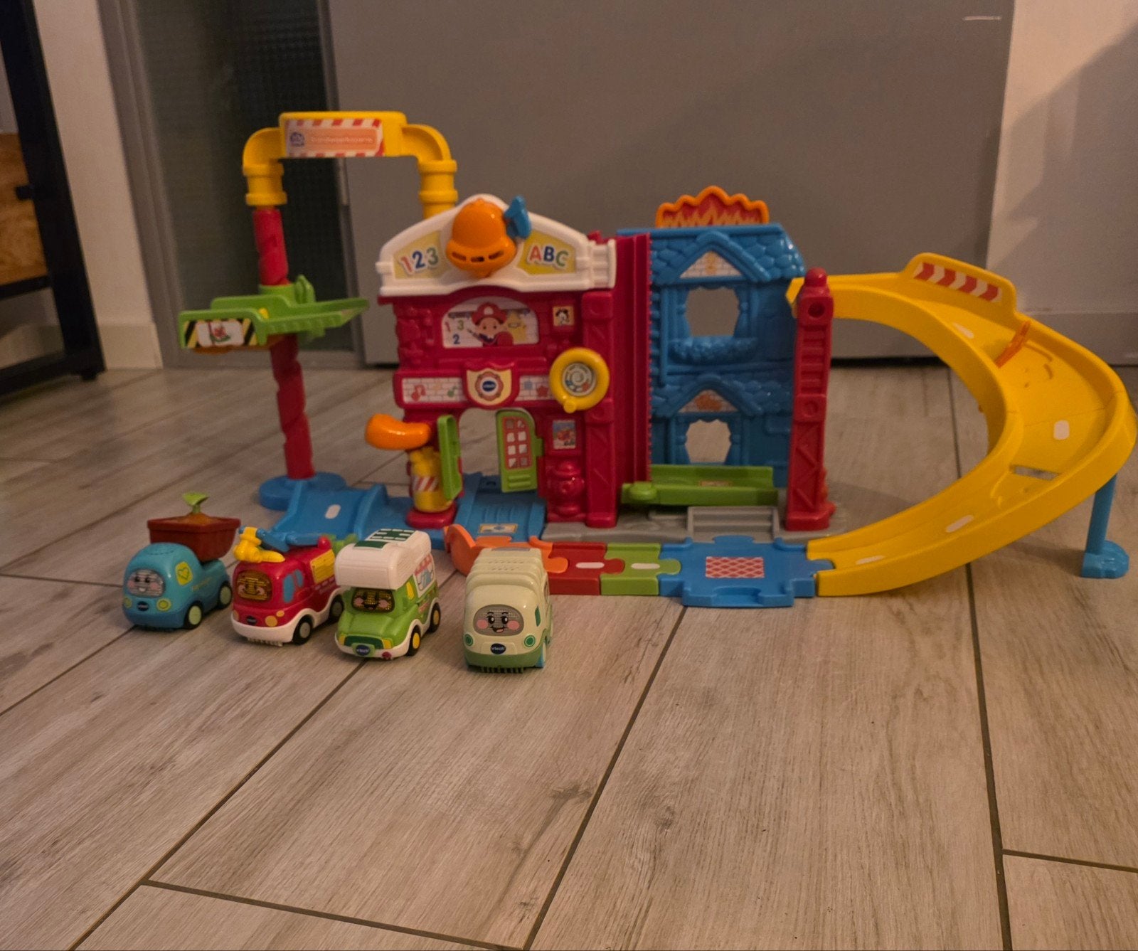 VTech Autobaan met 4 werkende toet toet auto's, Ophalen, Gebruikt