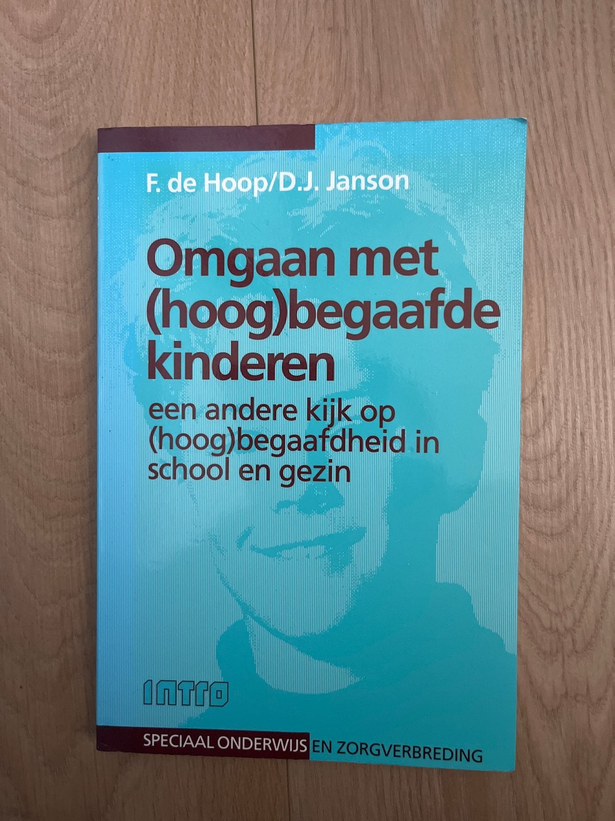 Omgaan met (hoog)begaafde kinderen - F. de Hoop/D.J. Janson, Ophalen of Verzenden, Gamma, Zo goed als nieuw, Niet van toepassing