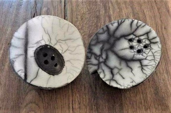 keramiek bolvaasje voor kleine boeketjes en solo bloemen 2x, Antiek en Kunst, Ophalen of Verzenden