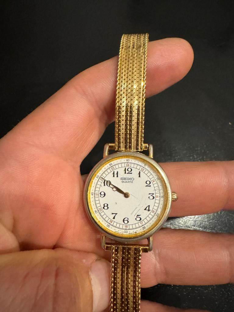 (Seiko Quartz).    Het bouwjaar van uw horloge is 1988, Sieraden, Tassen en Uiterlijk, Horloges | Heren, Staal, Ophalen of Verzenden