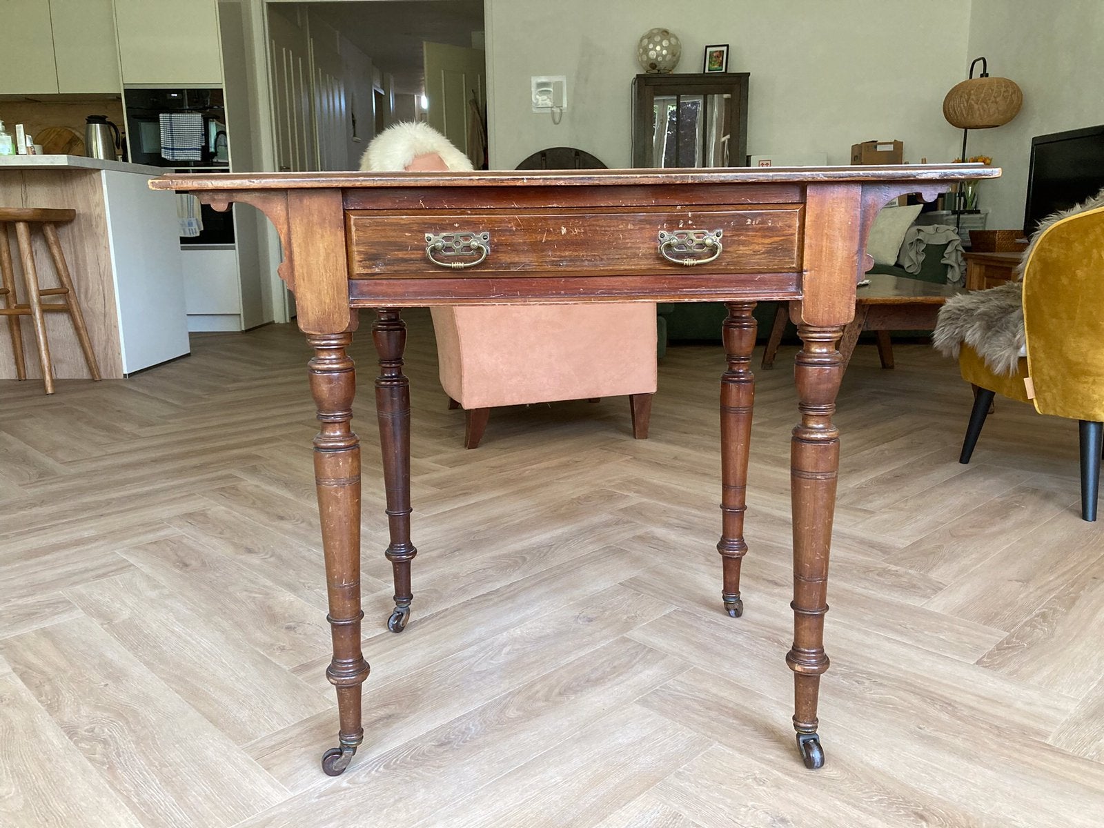 Antieke bijzettafel, Ophalen