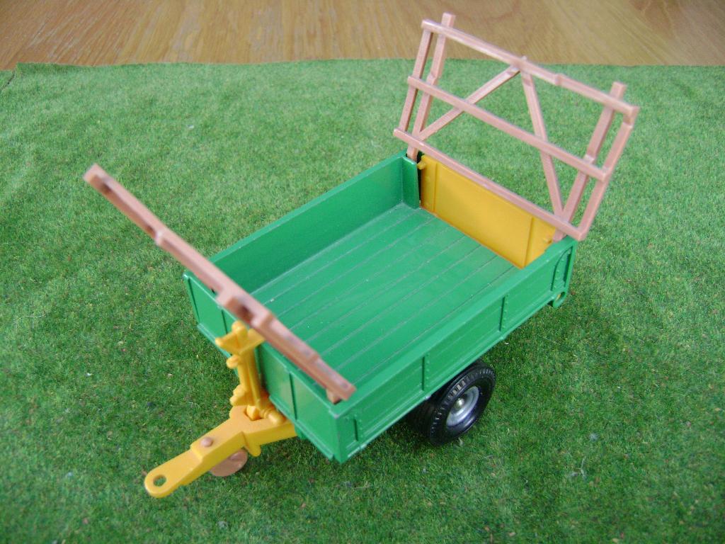 Strowagen met 2 hekken van Britains stocknummer. 9565, Ophalen of Verzenden, Zo goed als nieuw, Tractor of Landbouw, Britains