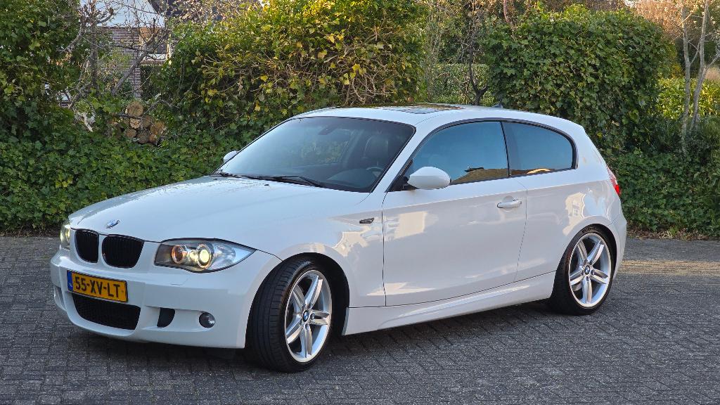 BMW 1-Serie 3.0 130I 3DR AUT 2007 Wit, Auto's, BMW, Achterwielaandrijving, Bluetooth, Particulier, 12 km/l