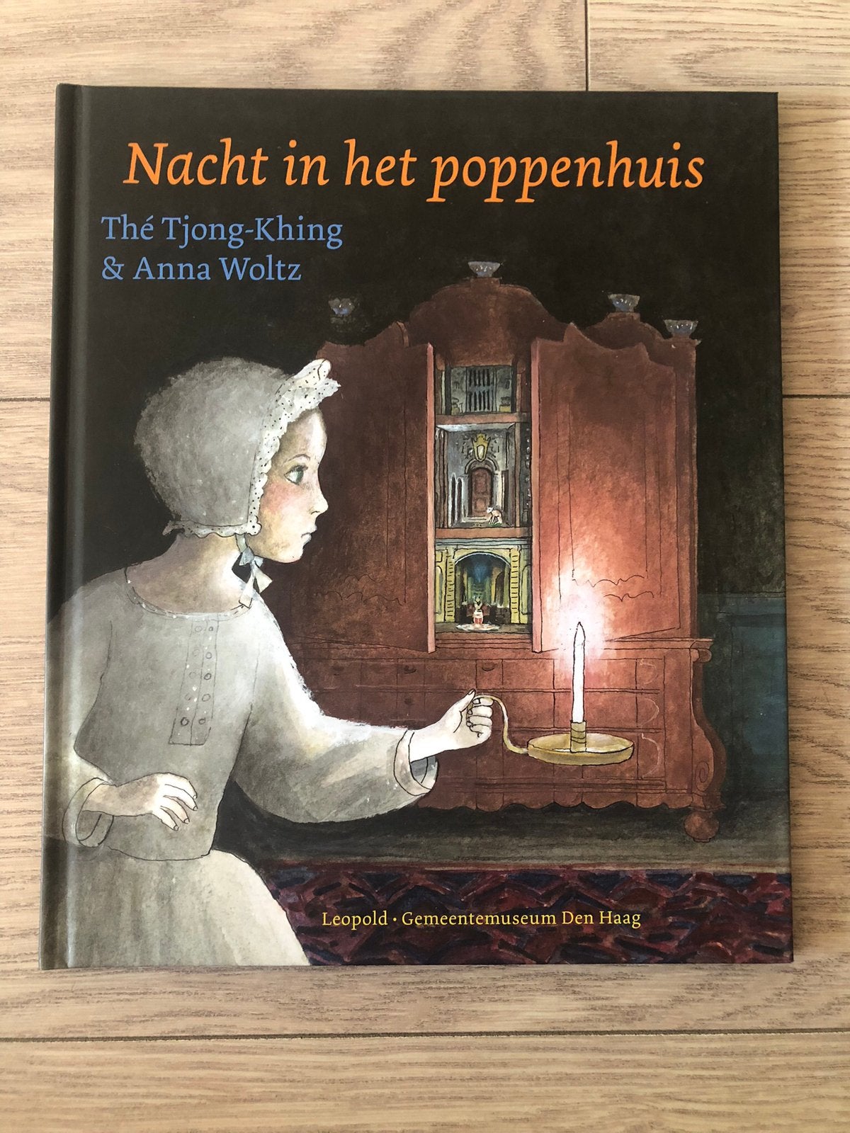 Nacht in het poppenhuis The Tjong Khing Anna Woltz, Boeken, Ophalen of Verzenden, Zo goed als nieuw