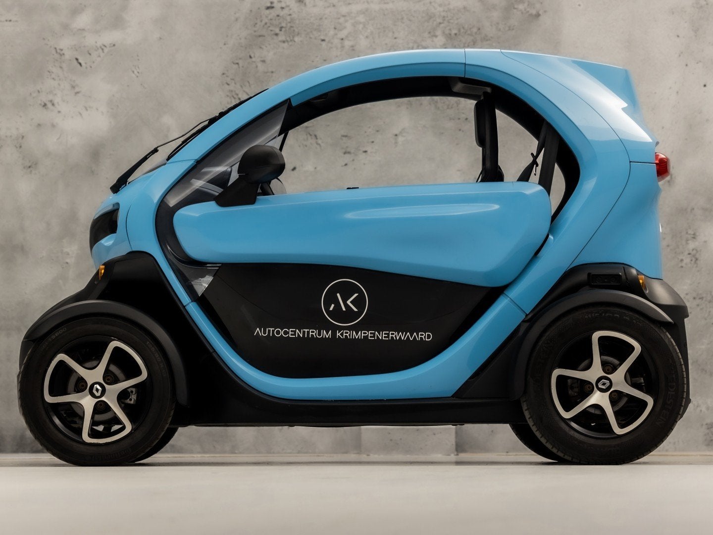 Renault Twizy Life (45 KMH, BROMMER KENTEKEN, ZWART LEDER, P, Automaat, 12 maanden, Achterwielaandrijving, Gebruikt