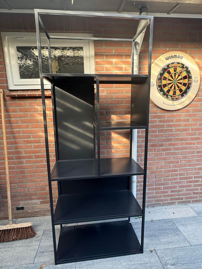 Zwart metalen open kast met planken, Huis en Inrichting, Ophalen, Met plank(en), Gebruikt, 50 tot 100 cm