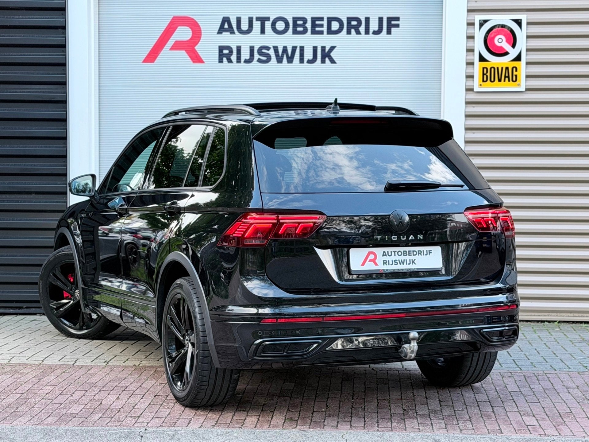 Volkswagen Tiguan 1.5 TSI R-Line Pano/Keyless/Camera, Auto's, Euro 6, 4 cilinders, Alcantara, Zwart
