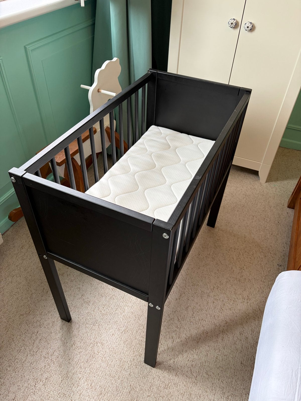 Zwart houten wiegje met matras, Kinderen en Baby's, Babywiegjes en Ledikanten, Ophalen, Zo goed als nieuw, Wieg
