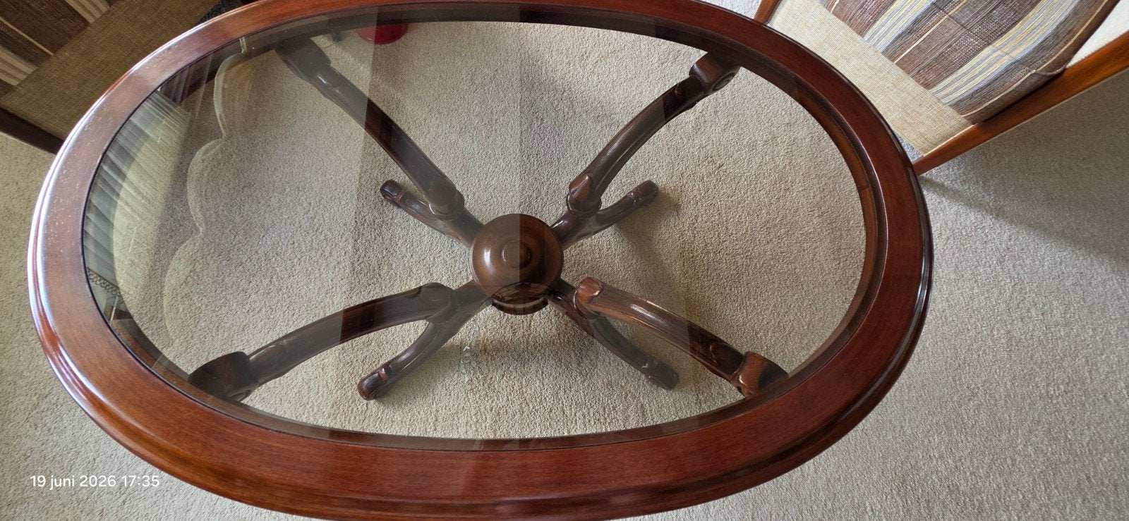 Ovale Salontafel met Glazen Blad en Houten Onderstel, Huis en Inrichting, Tafels | Salontafels, Ophalen, Gebruikt, 100 tot 150 cm