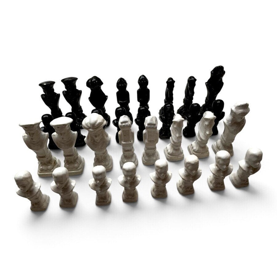 Drie sets met schaakstukken en een schaakbord, Een of twee spelers, Ophalen of Verzenden, Gebruikt