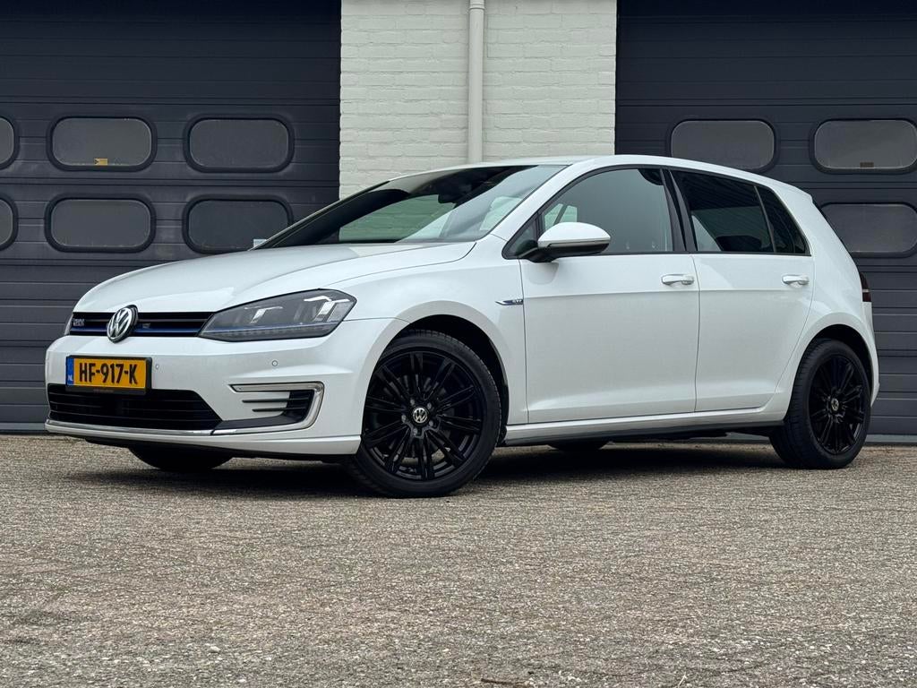 Volkswagen Golf GTE 1.4 TSI DSG CARPLAY CLIMA ACC TREKHAAK, Stof, Zwart, 4 cilinders, Wit