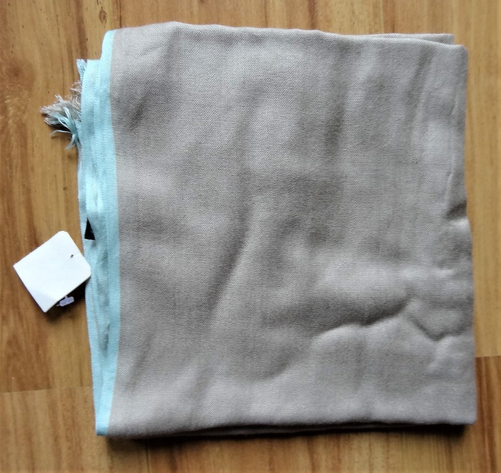 Nieuw: grote sjaal pareo omslagdoek taupe blauw 208x104 cm, Ophalen, Nieuw, Maat 46/48 (XL) of groter, Sjaal
