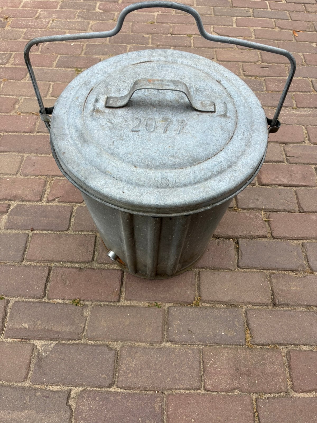 Zinken afvalemmer vuilnisbak met plaatsnaam OPLOO, Ophalen