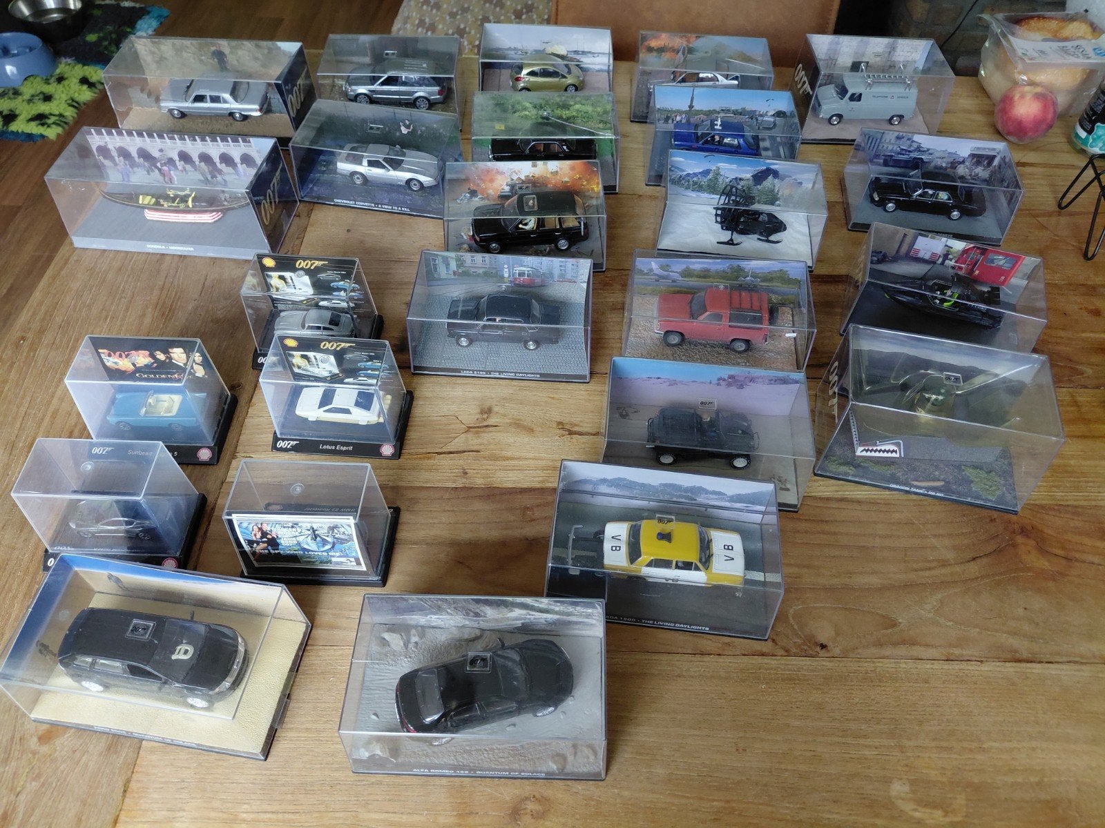 Verzameling James Bond auto's in kunststof doosjes modelauto, Ophalen of Verzenden, Zo goed als nieuw