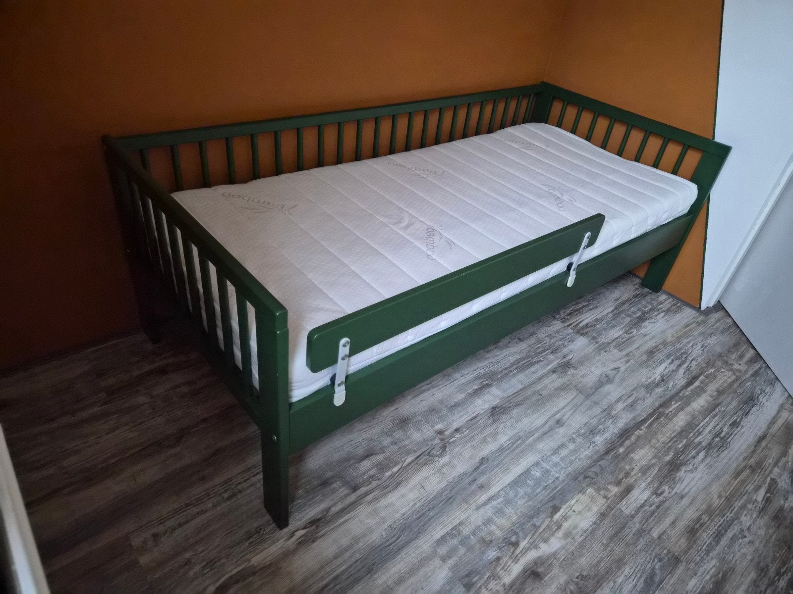 IKEA peuterbed 70x160 - uniek geverfd, incl. matras, Ophalen, 70 tot 85 cm, Zo goed als nieuw, Matras